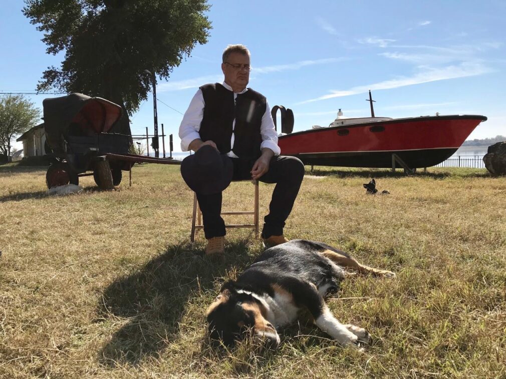 Locuința lui Mircea Dinescu de la Cetate a fost incendiată și distrusă