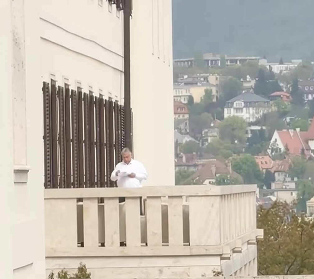 Moment surpriză: Viktor Orbán, zărit pe balcon de Péter Magyar VIDEO