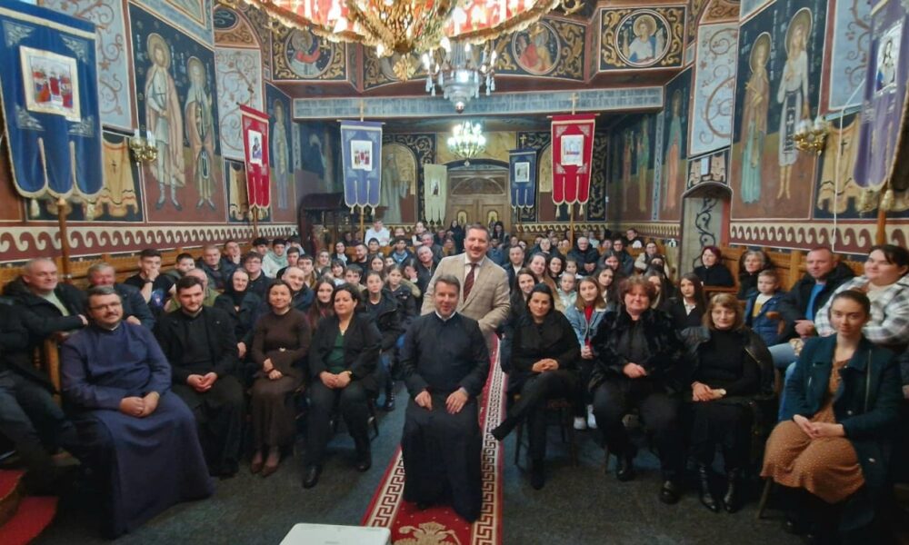 Educație despre adicții lângă altar. Un preot a reunit psihologul și tinerii în biserica satului. INTERVIU cu părintele Laurențiu Georgescu