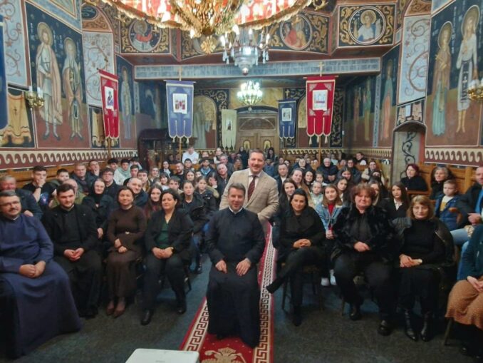 Educație despre adicții lângă altar. Un preot a reunit psihologul și tinerii în biserica satului. INTERVIU cu părintele Laurențiu Georgescu