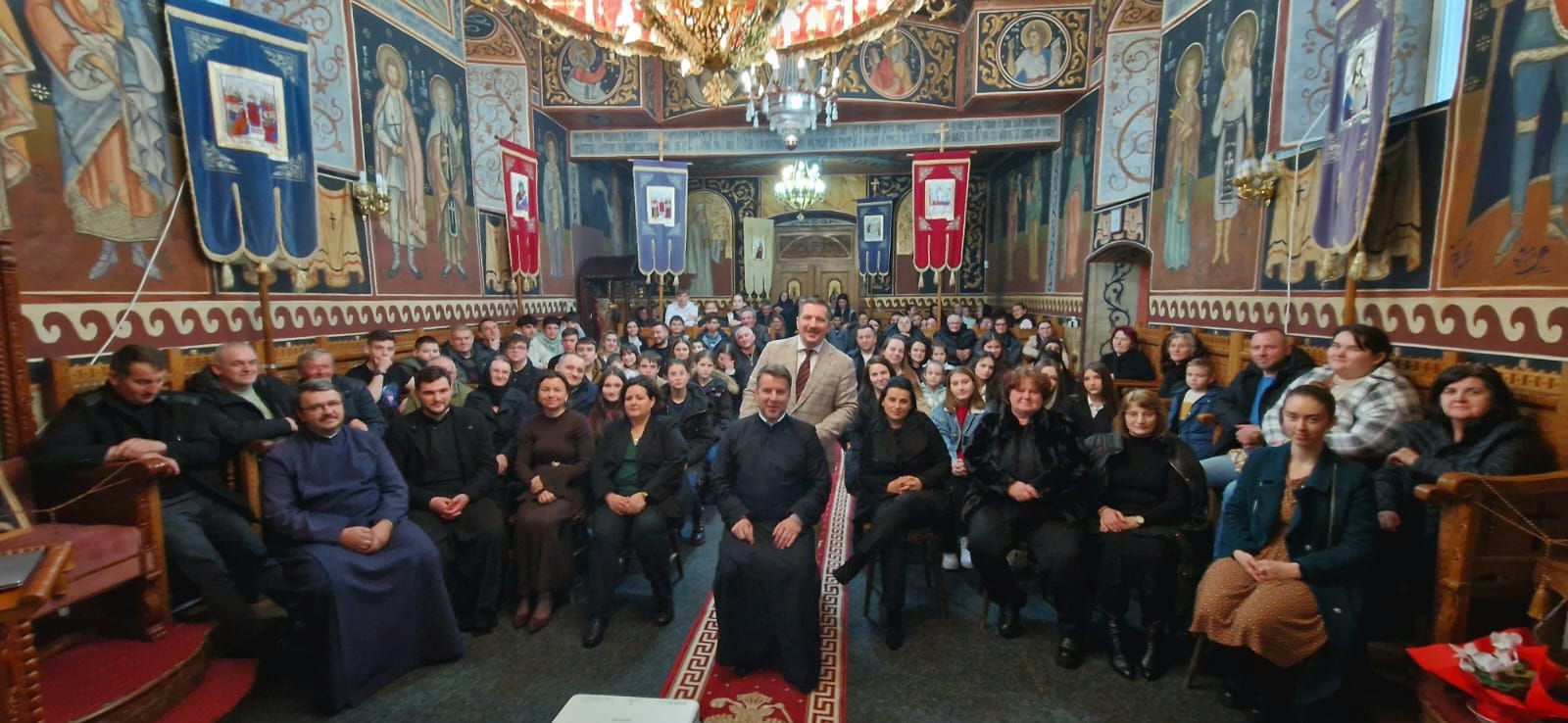 Educație despre adicții lângă altar. Un preot a reunit psihologul și tinerii în biserica satului. INTERVIU cu părintele Laurențiu Georgescu
