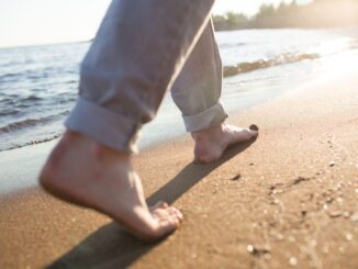Mersul pe nisip și beneficiile pe care le are pentru sănătate