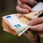 Românii pierd bani din cauza situației politice FOTO Freepik