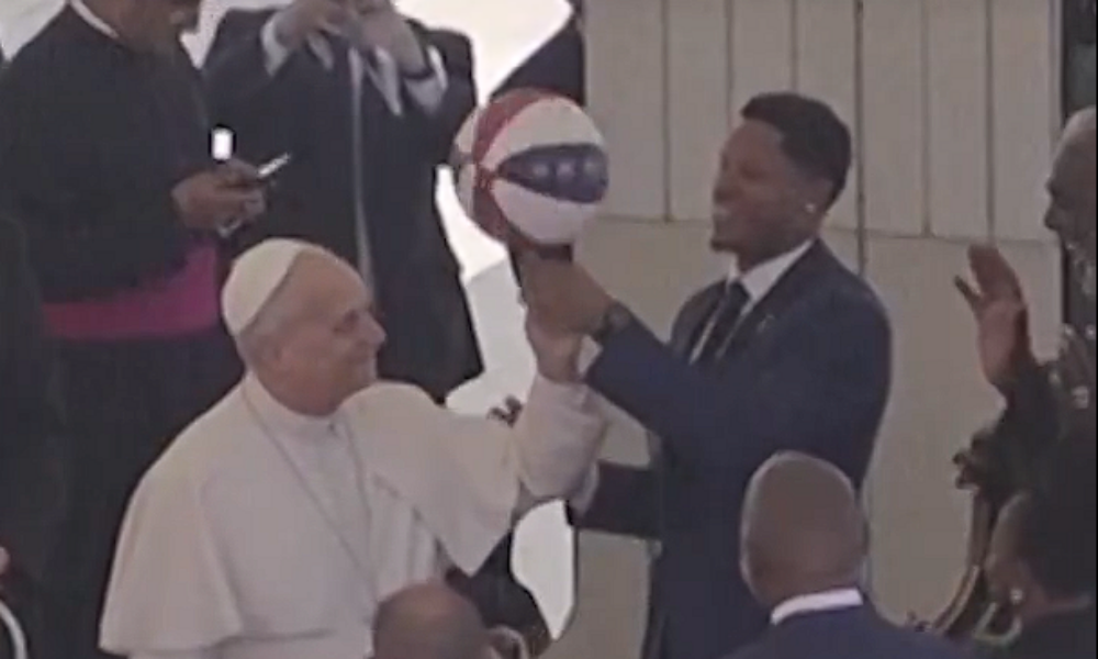 Air Pope. Papa Leon, lecții de baschet cu Harlem Globetrotters – VIDEO