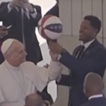 Air Pope. Papa Leon, lecții de baschet cu Harlem Globetrotters – VIDEO