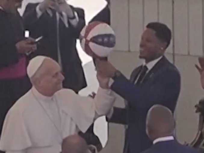 Air Pope. Papa Leon, lecții de baschet cu Harlem Globetrotters – VIDEO