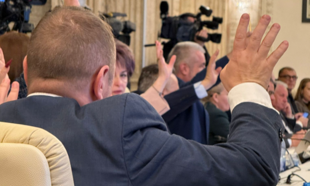 Război în PACE pe tema moțiunii de cenzură. Liderul n-ar fi vrut să semneze și a fost schimbat