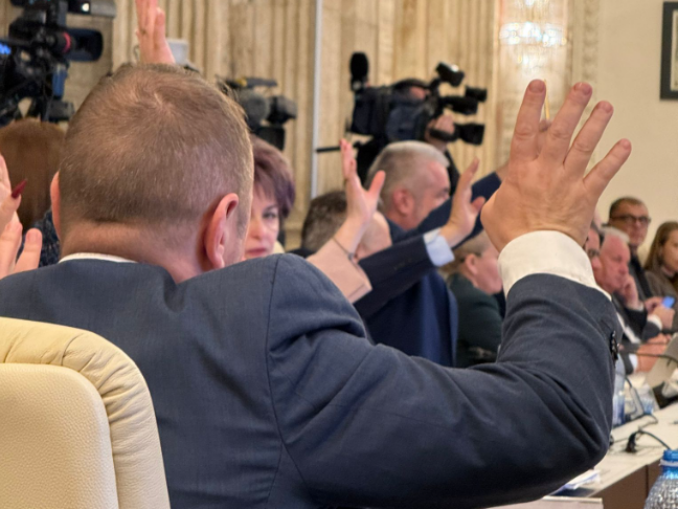 Război în PACE pe tema moțiunii de cenzură. Liderul n-ar fi vrut să semneze și a fost schimbat