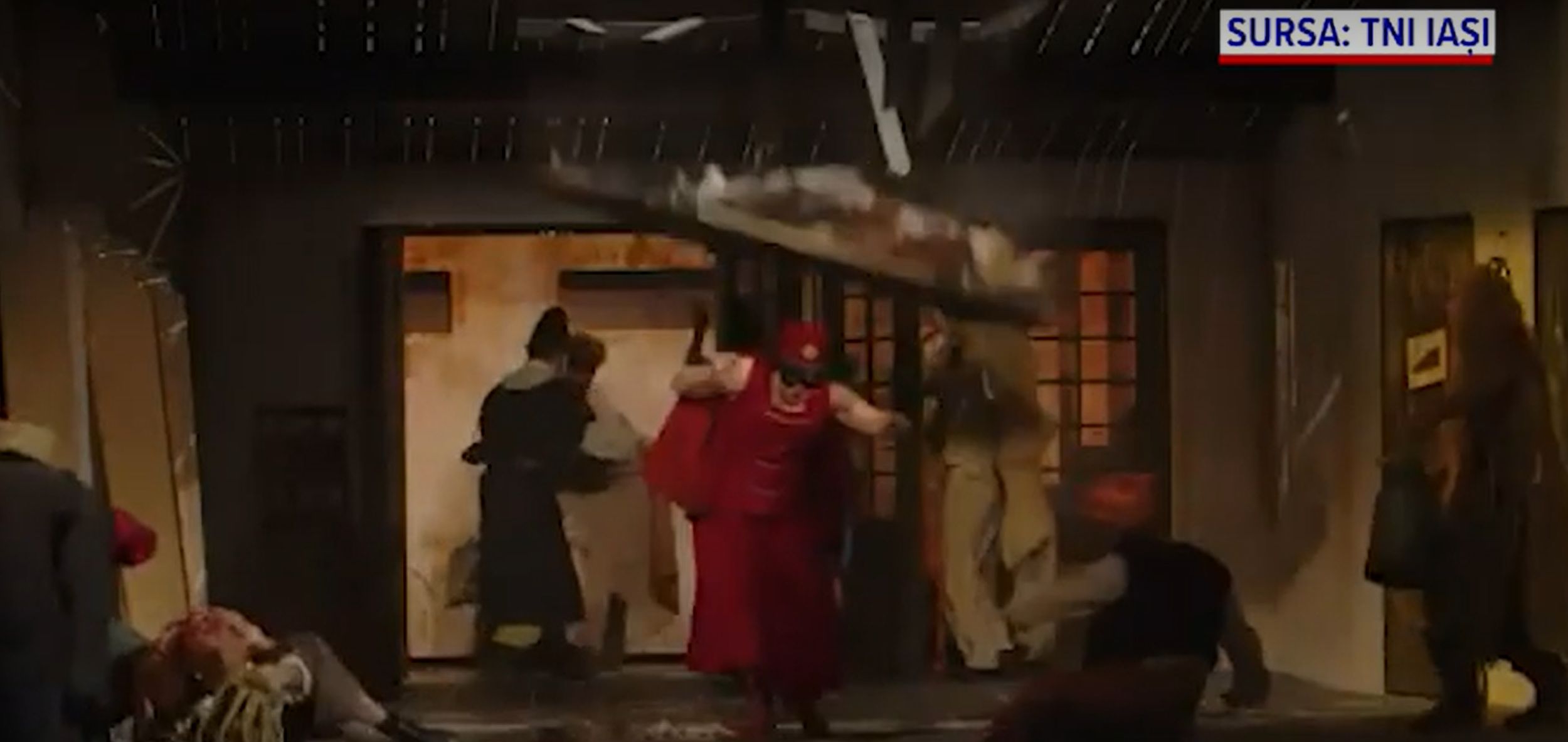 Tavan fals, căzut peste un actor aflat pe scenă. Un angajat beat, principalul vinovat