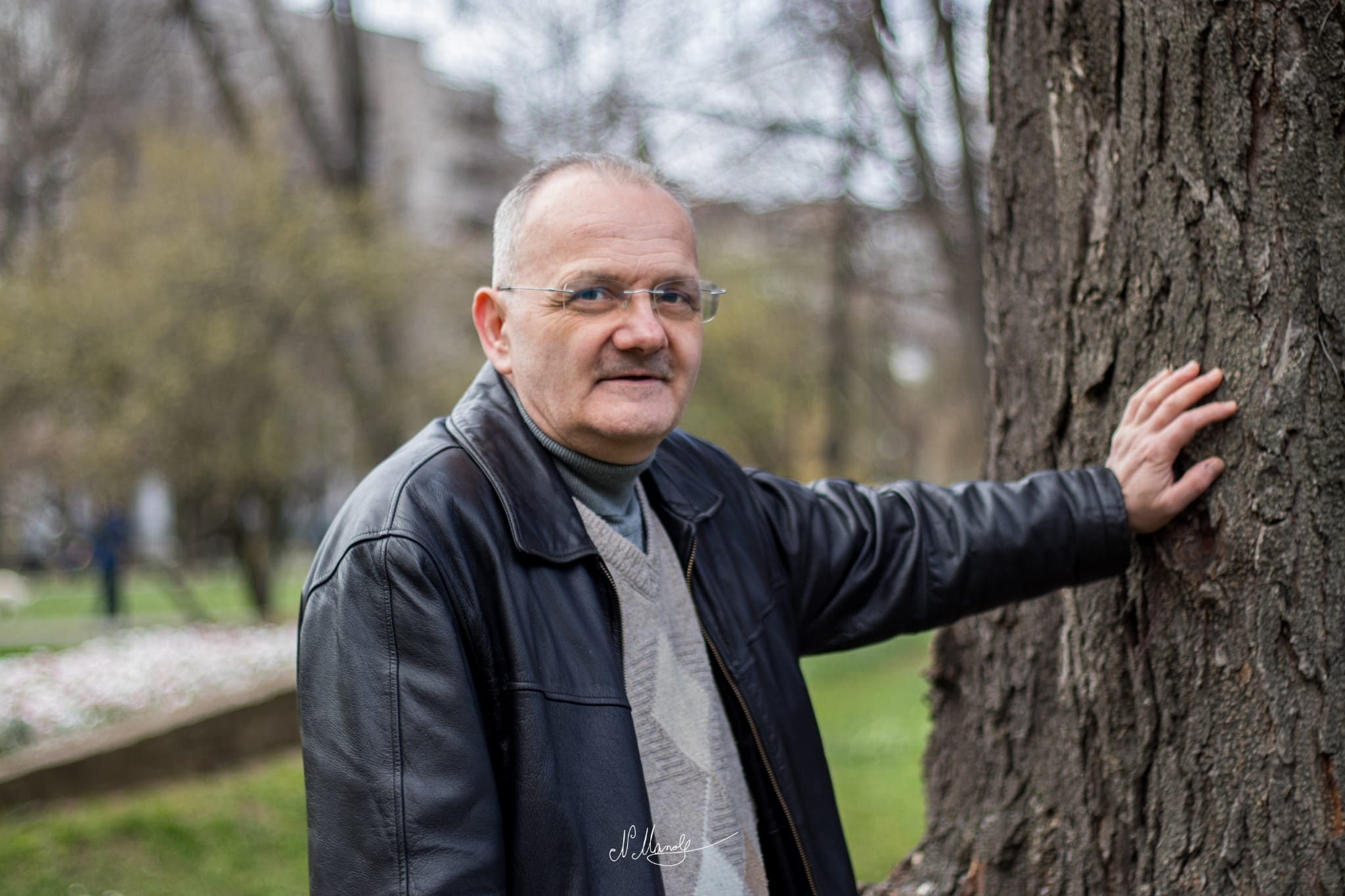 Alexandru Vraciu și copacul FOTO Arhivă personală