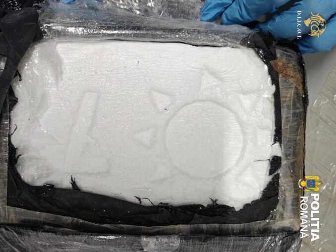 30 de kg de cocaină, ascunse de un șofer în cabina TIR-ului. Șoferul de 45 de ani, prins la Mehedinți