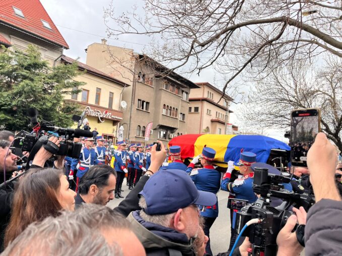 Fluier final. Ce nu s-a văzut la TV de la înmormântarea lui Mircea Lucescu – REPORTAJ