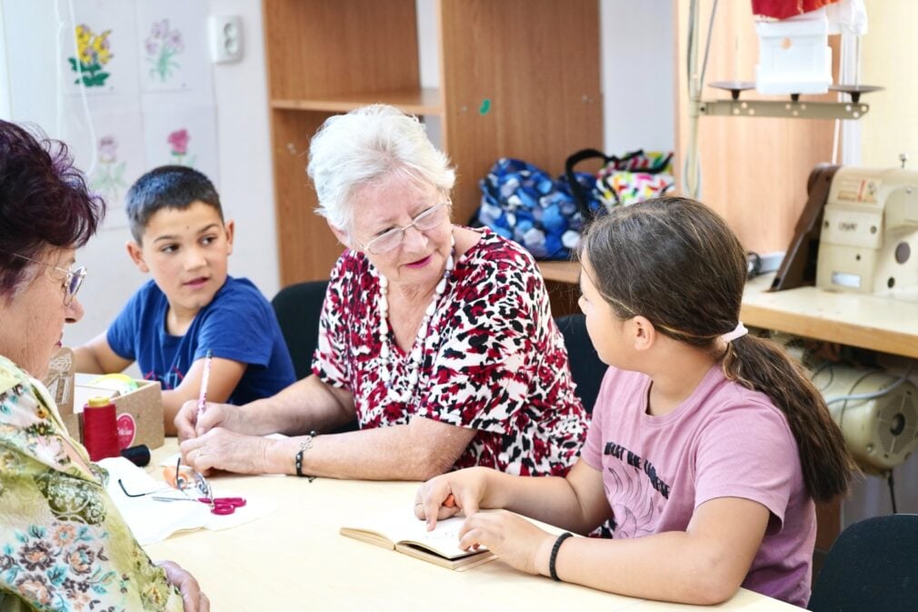 Seniorii devin mentori pentru copiii cu risc de abandon școlar