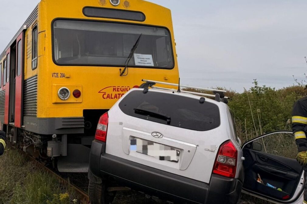 Mașină spulberată de tren