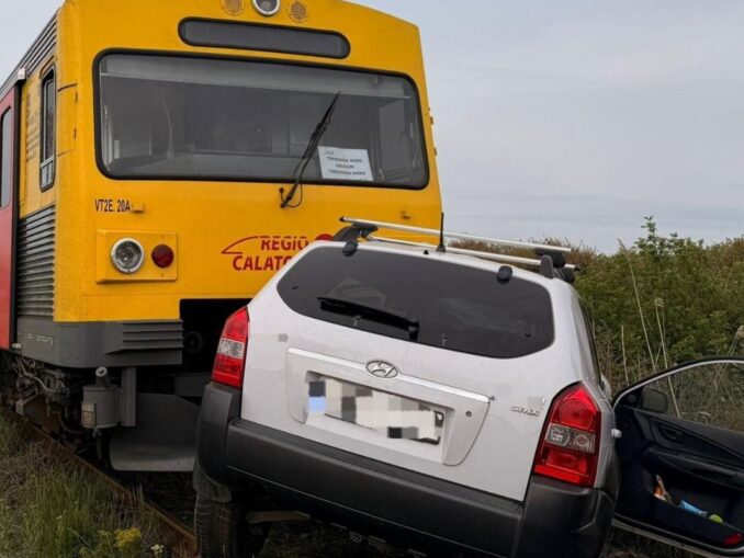 Mașină spulberată de tren