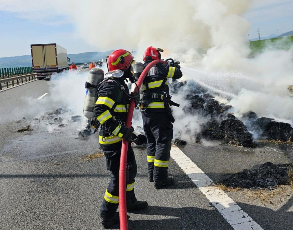 A10 blocată pe sensul spre Alba. Un autocamion a luat foc