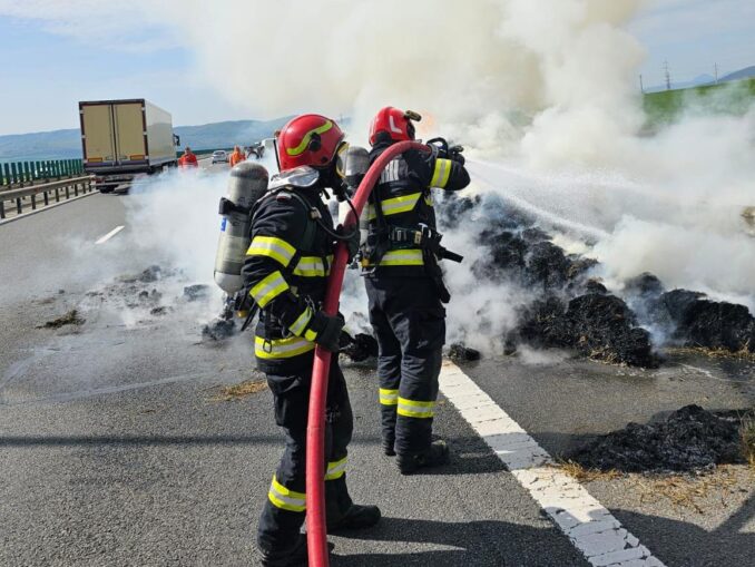 A10 blocată pe sensul spre Alba. Un autocamion a luat foc