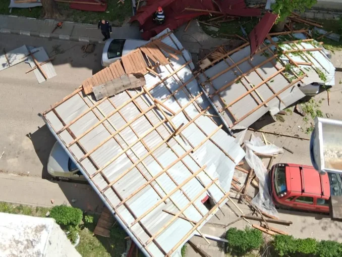 Dosar penal pentru moartea bărbatului lovit de un acoperiș în Huși