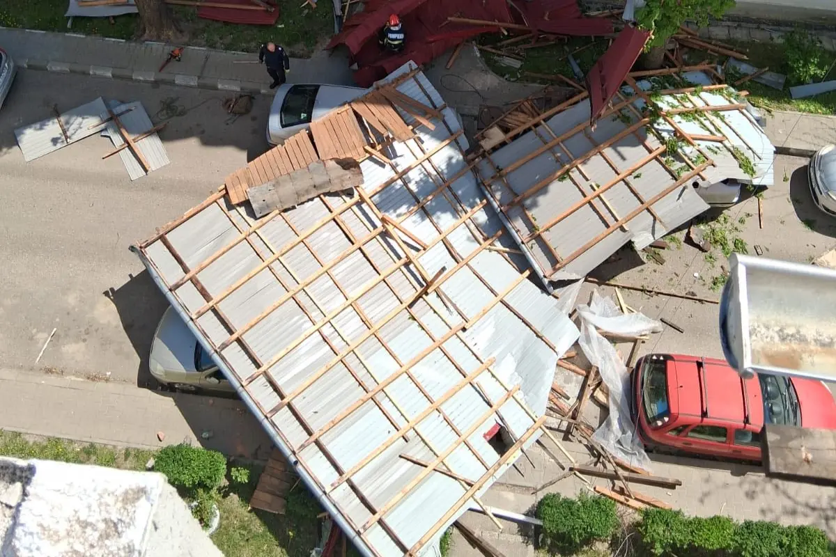 Dosar penal pentru moartea bărbatului lovit de un acoperiș în Huși