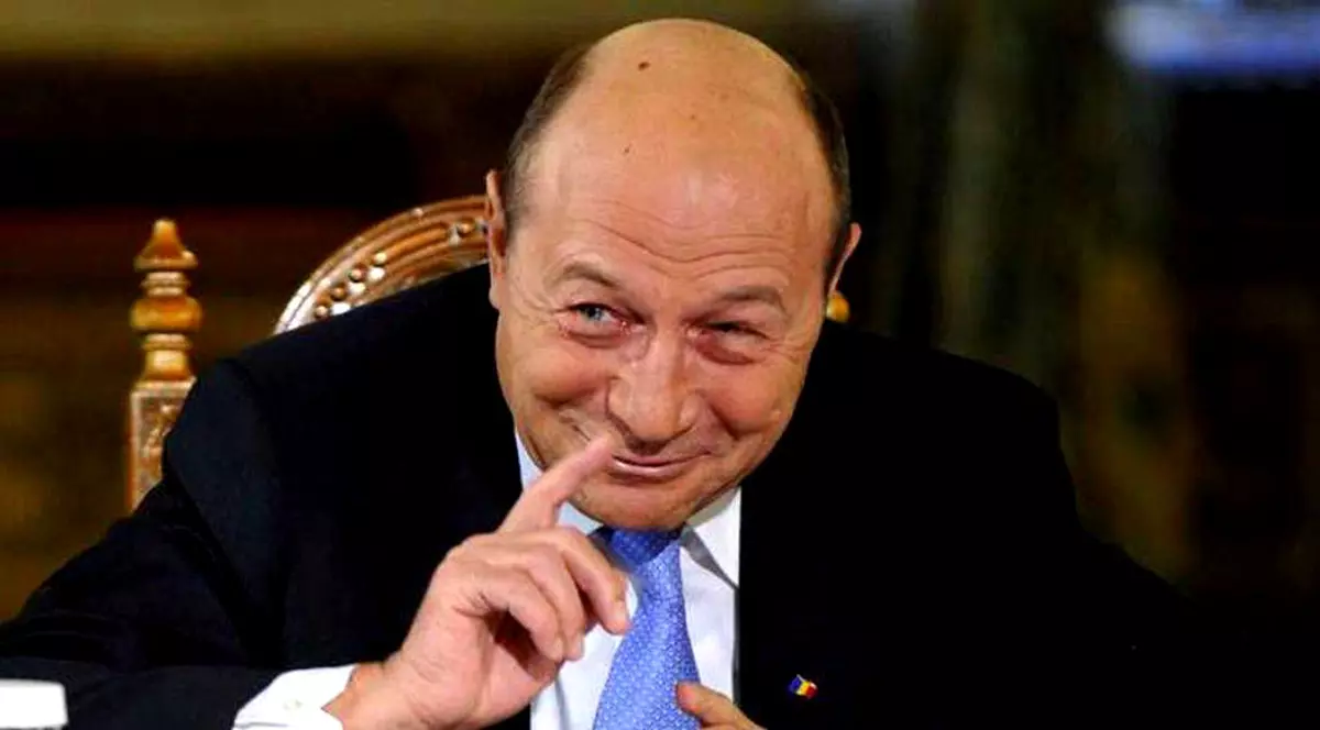 Băsescu despre lentoarea lui Nicușor Dan: Dacă aş fi fost preşedinte, anunţam de la Praga că aterizez la ora 22:00 şi la ora 24:00 mă întâlnesc cu partidele