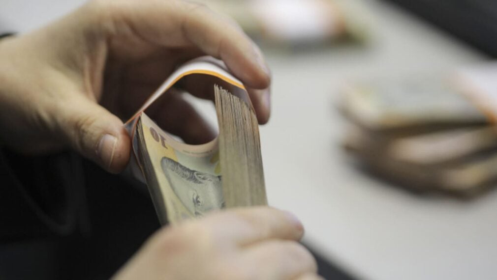 De ce nu mai poate Isărescu să apere Leul și cum s-a dus moneda în cap în câteva ore