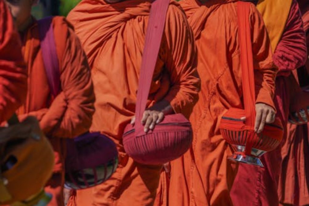 Călugări traficanți. 22 de monahi arestați cu 110 kg de droguri pe aeroport