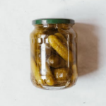 Criza castraveților murați în Marea Britanie. Cum a dispărut de pe rafturi un sandwich clasic