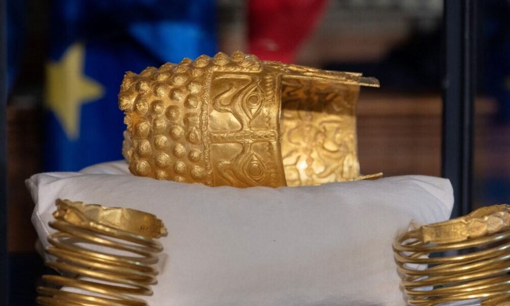 Coiful de la Coțofenești și cele două brățări dacice, furate în Olanda, expuse la MNIR