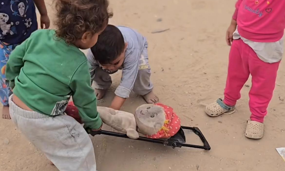 VIDEO Păpușa martir. Copiii din Gaza se joacă de-a moartea