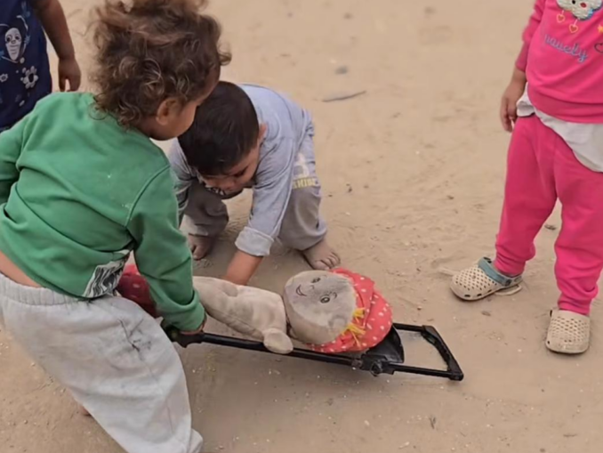 VIDEO Păpușa martir. Copiii din Gaza se joacă de-a moartea