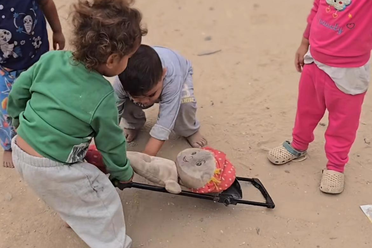 VIDEO Păpușa martir. Copiii din Gaza se joacă de-a moartea