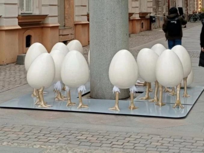 Triumful penibilului. Arta din Timișoara, luată la mișto de decorațiunile lui Fritz