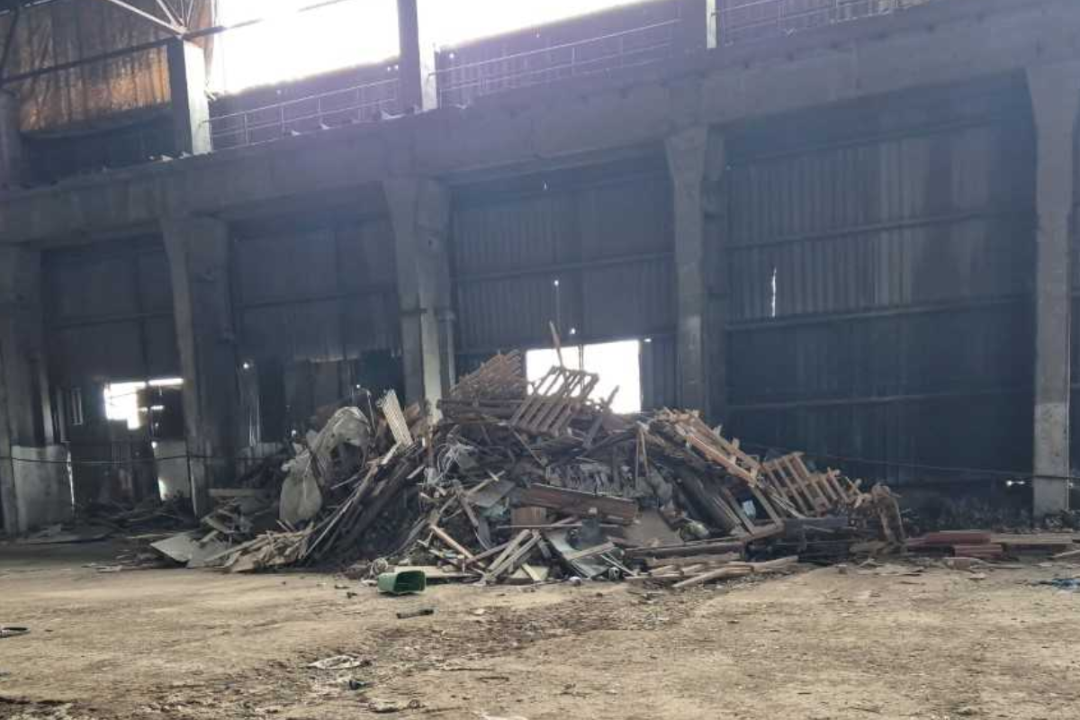 Amenzi de 130.000 de lei la Hala Laminor. Munți de gunoaie descoperiți de Garda de Mediu