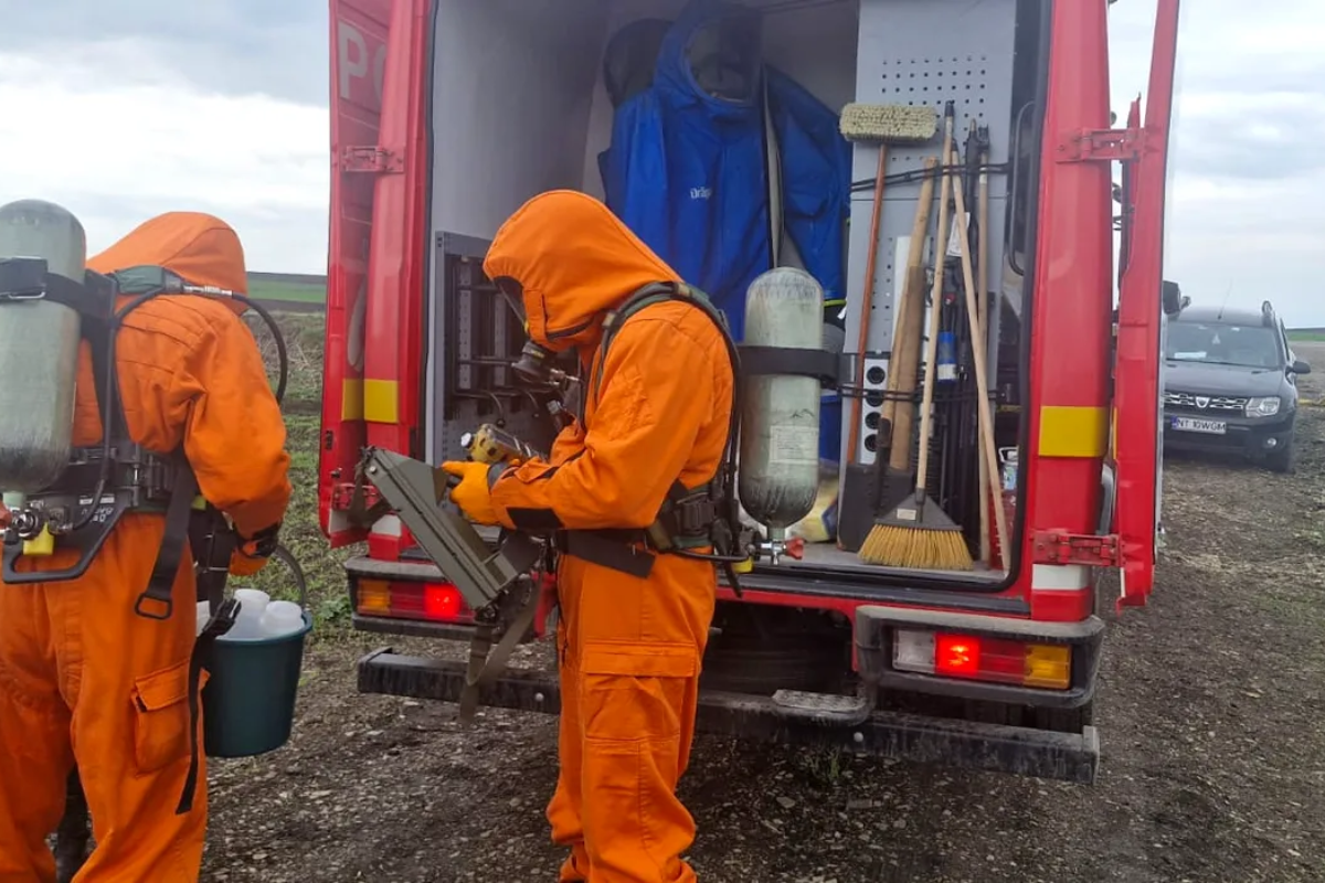 Alertă chimică. O groapă de 10 metri adâncime emană un gaz toxic