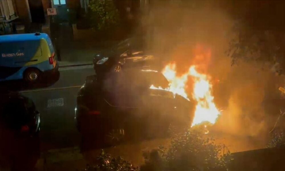 Mai mulți tineri, printre care și un român, plătiți să incendieze proprietăți ale premierului Keir Starmer