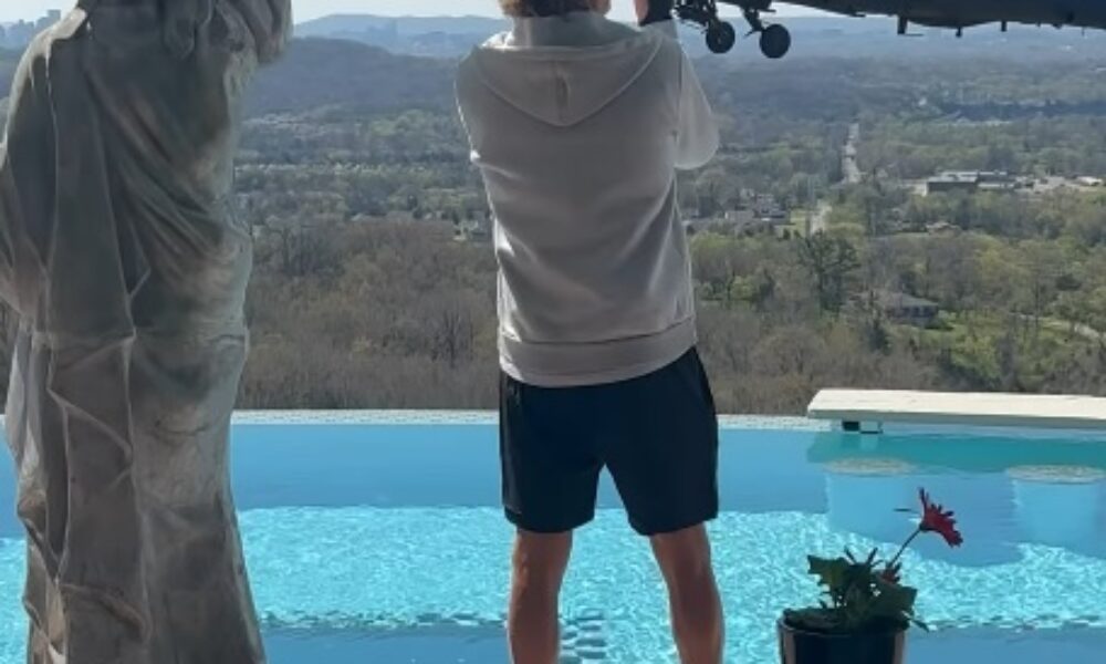 Trump a aplaudat survolul improvizat a două elicoptere deasupra conacului lui Kid Rock VIDEO