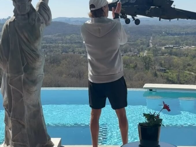 Trump a aplaudat survolul improvizat a două elicoptere deasupra conacului lui Kid Rock VIDEO