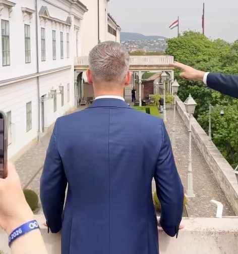 Moment surpriză: Viktor Orbán, zărit pe balcon de Péter Magyar
