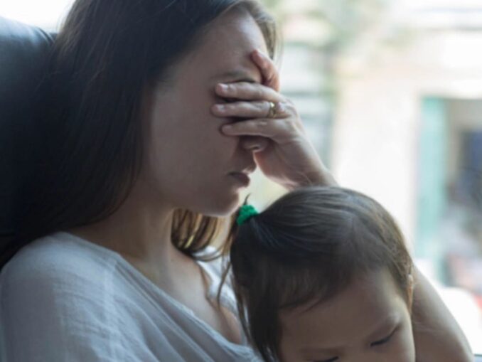 Fostă ziaristă, decăzută din drepturi după ce a sărit cu fețita ei pe geam de la etajul 5