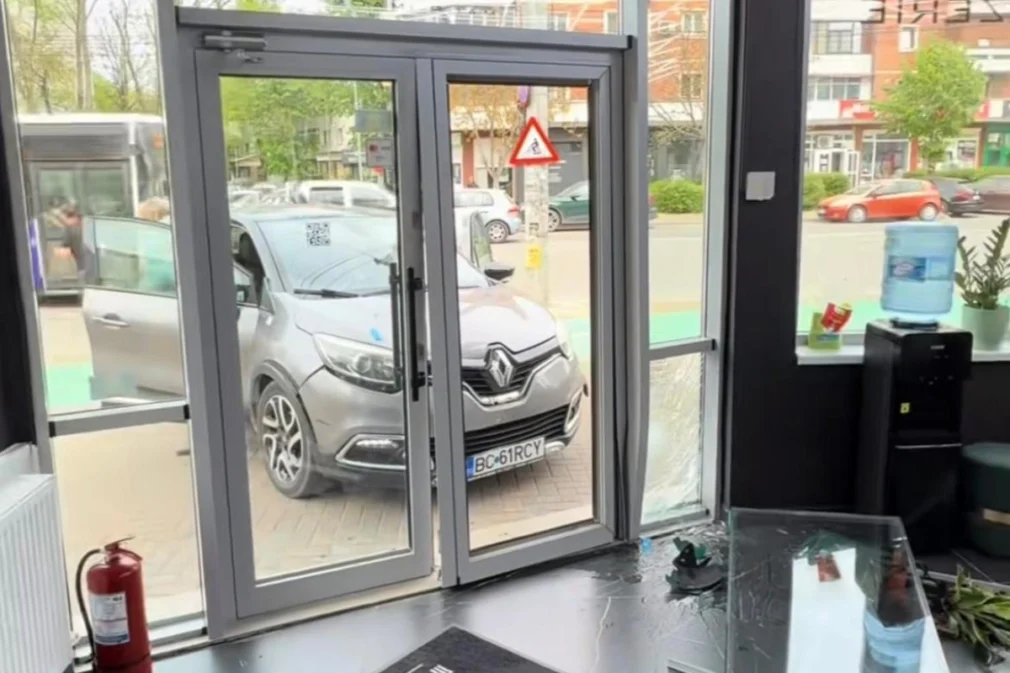 VIDEO O mașină a ajuns în vitrina unei frizeri