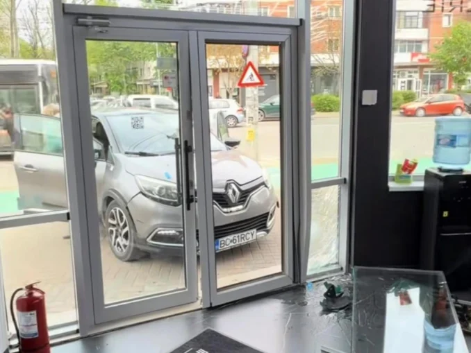 VIDEO O mașină a ajuns în vitrina unei frizerii