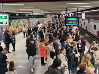 Circulație întreruptă la metrou. S-a prăbușit o bucată de tavan