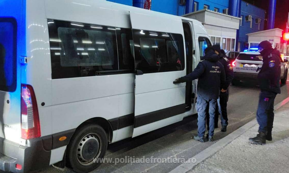 Dolj: Zeci de migranți descoperiți în microbuze și camioane VIDEO