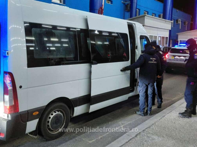 Dolj: Zeci de migranți descoperiți în microbuze și camioane VIDEO