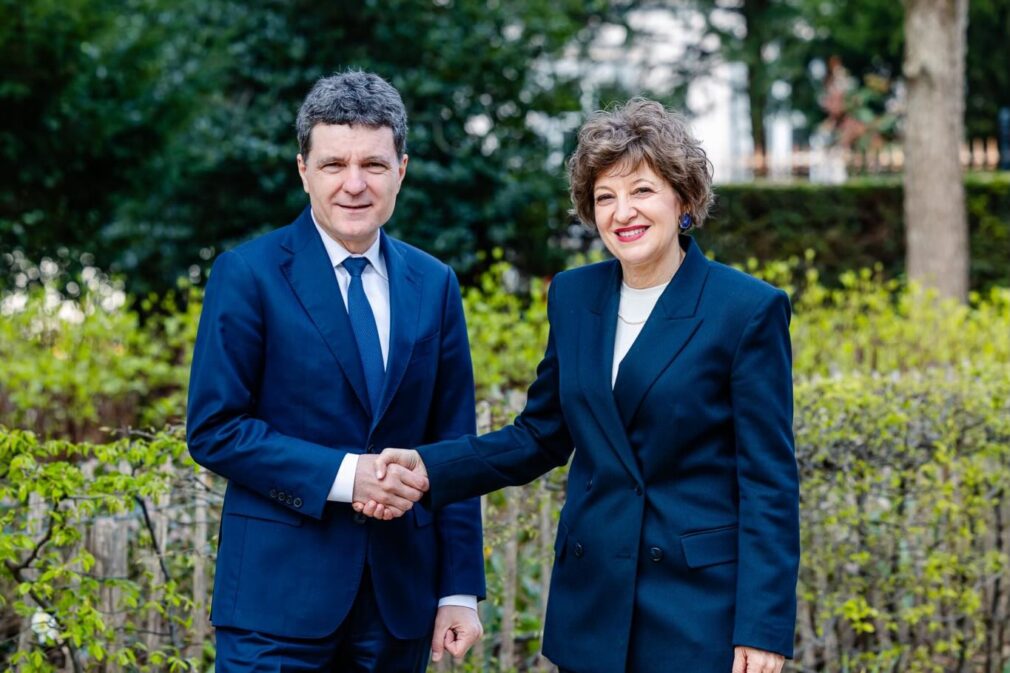 Firmele de stat și guvernul, ca la piață