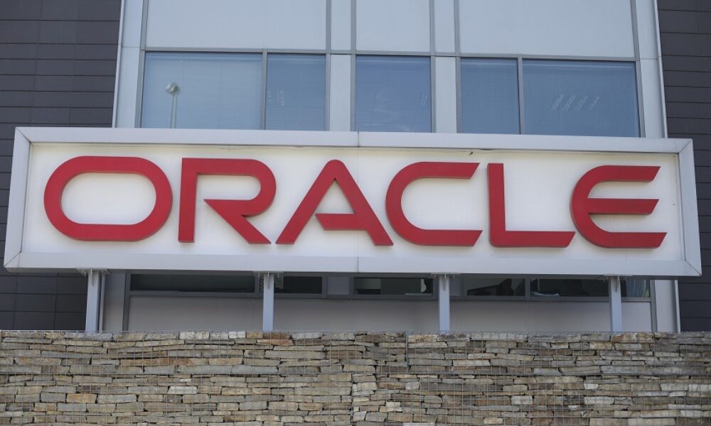 Oracle taie mii de joburi în cursa pentru inteligența artificială