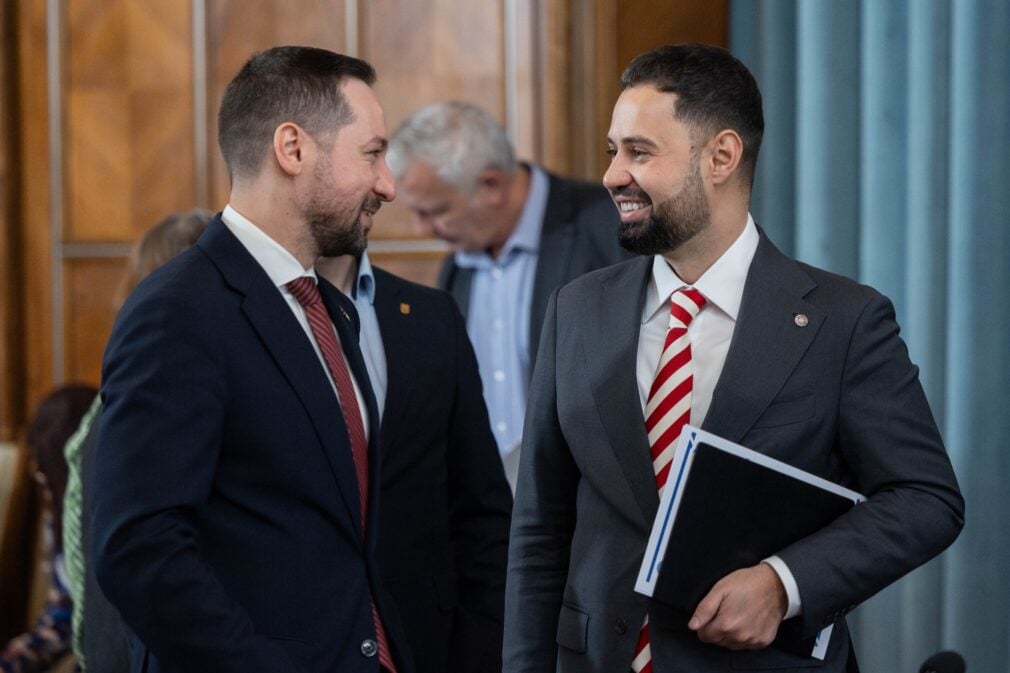 Puțini au plecat, mulți au rămas. Cum întârzie ieșirea PSD de la guvernare