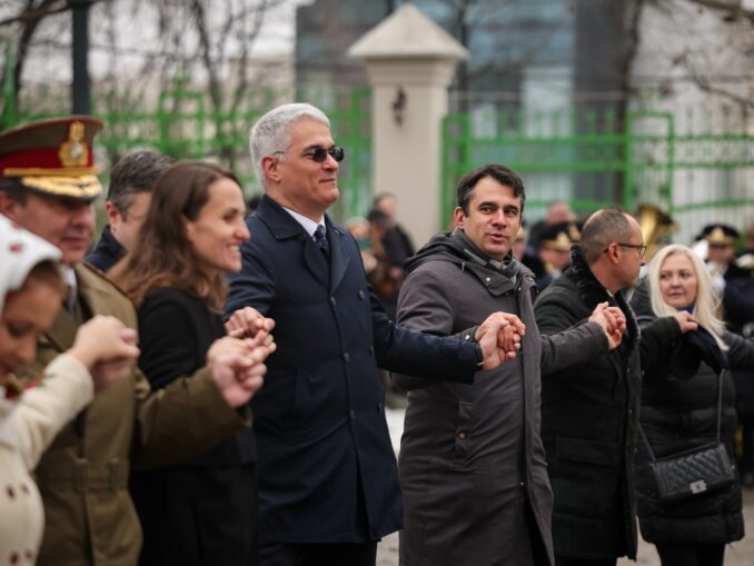 Lider USR: Dacă PSD vrea să-l dea jos pe Bolojan, să se ia în braţe cu AUR şi să vină la guvernare