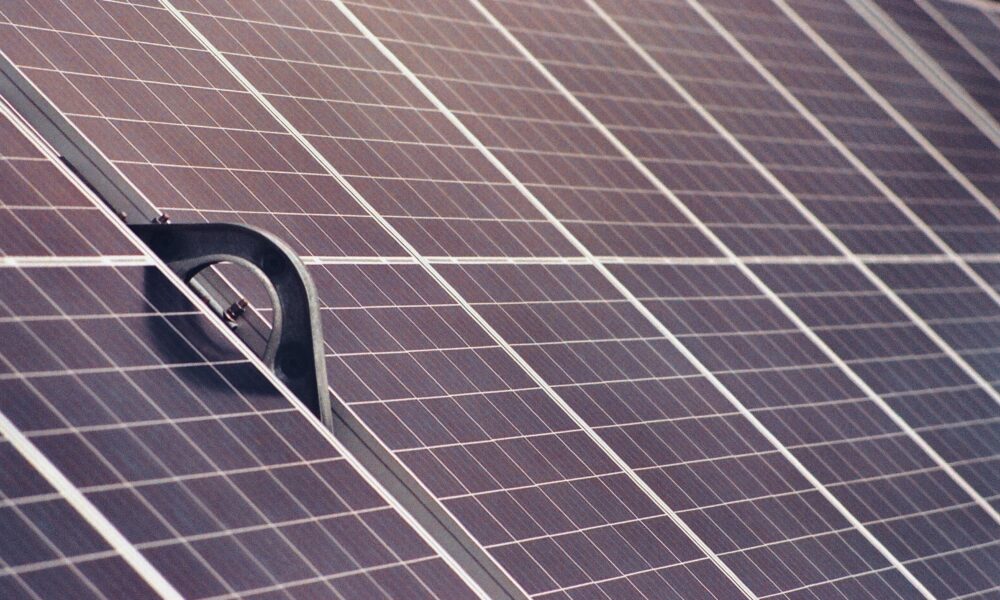 Oamenii mor în așteptarea panourilor fotovoltaice. 1-0 pentru birocrație