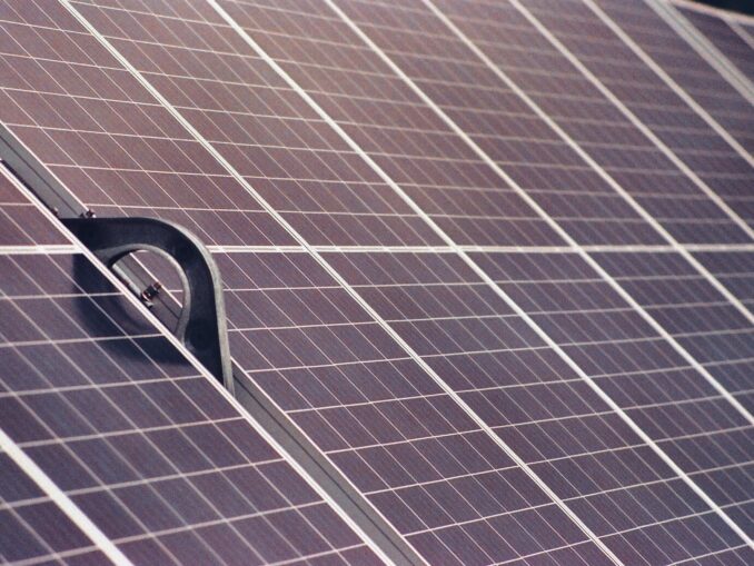 Oamenii mor în așteptarea panourilor fotovoltaice. 1-0 pentru birocrație